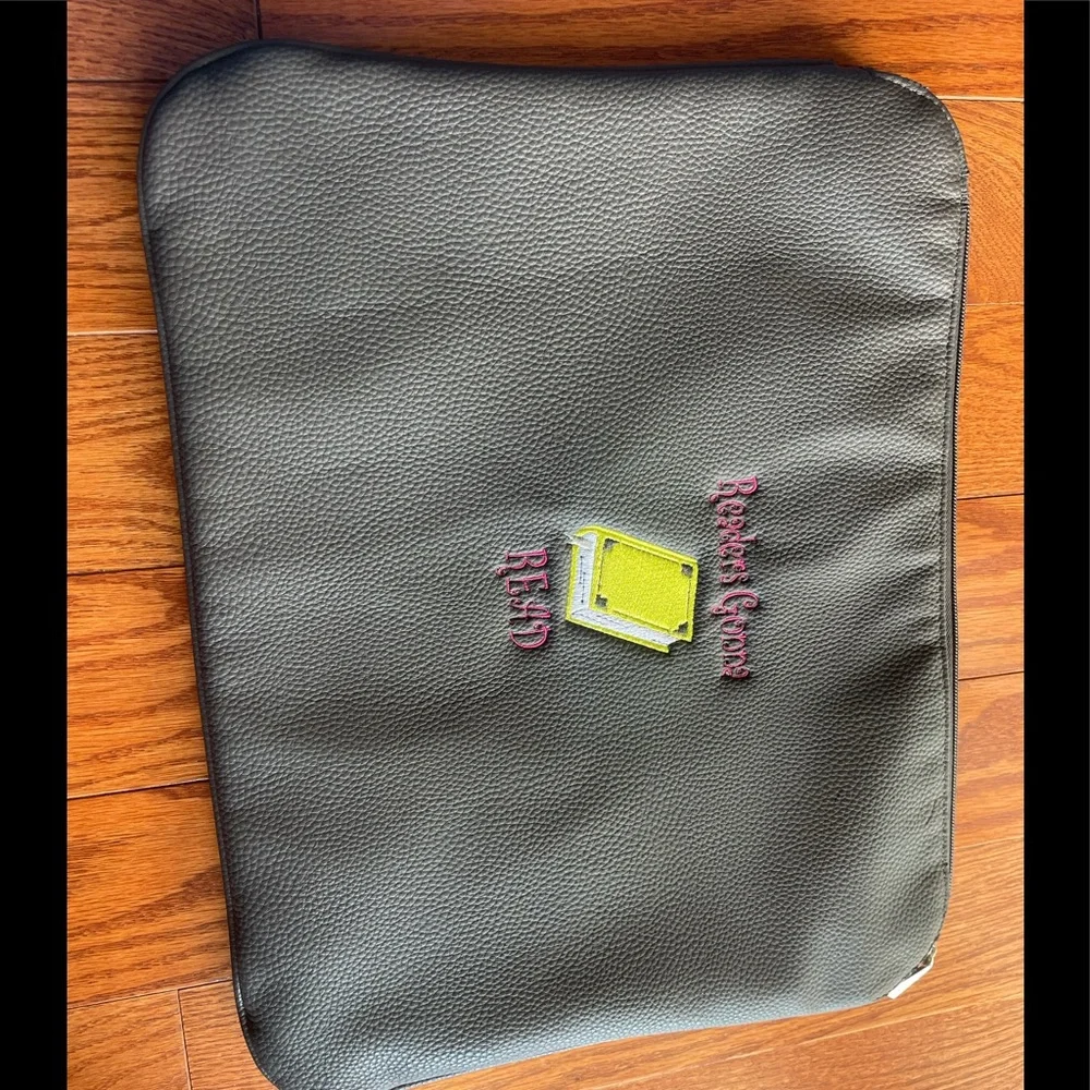 Thirty One Savvy Sleeve in City Charcoal pebble